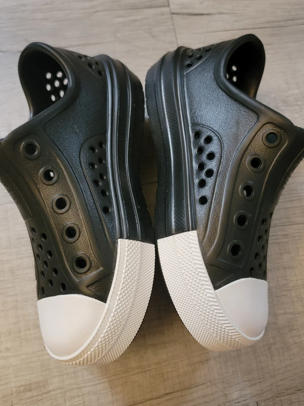 Converse slip water